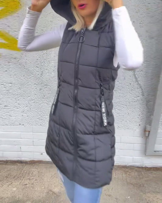 Hihaton, polstret vest med lynlås og hætte.